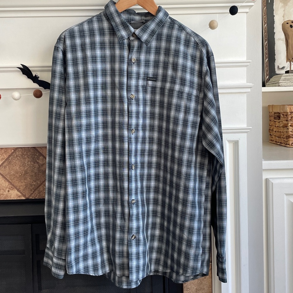 Men’s Columbia button down shirt medium